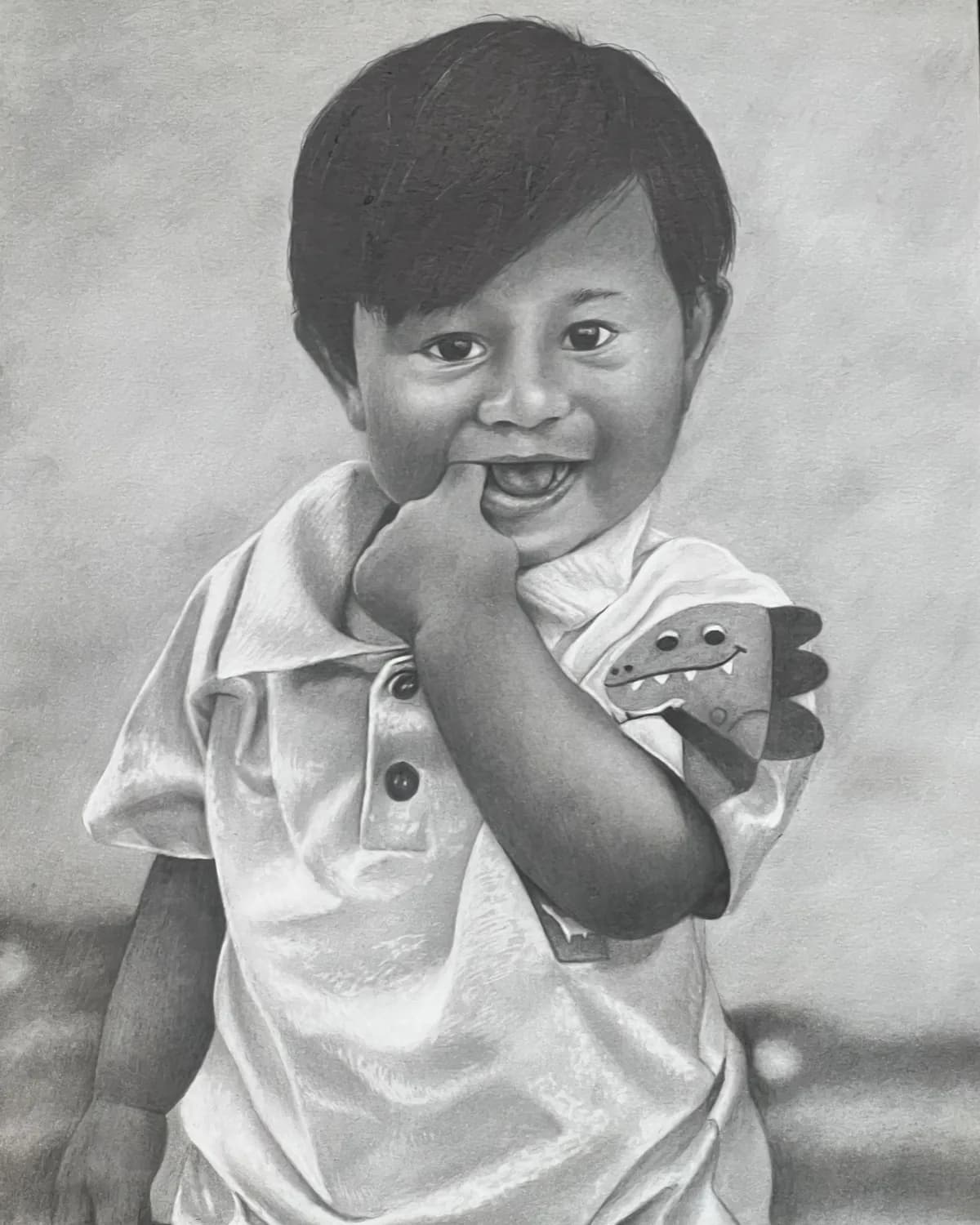 Desenho realista a grafite de uma criança sorrindo, feito à mão pelo Matheus